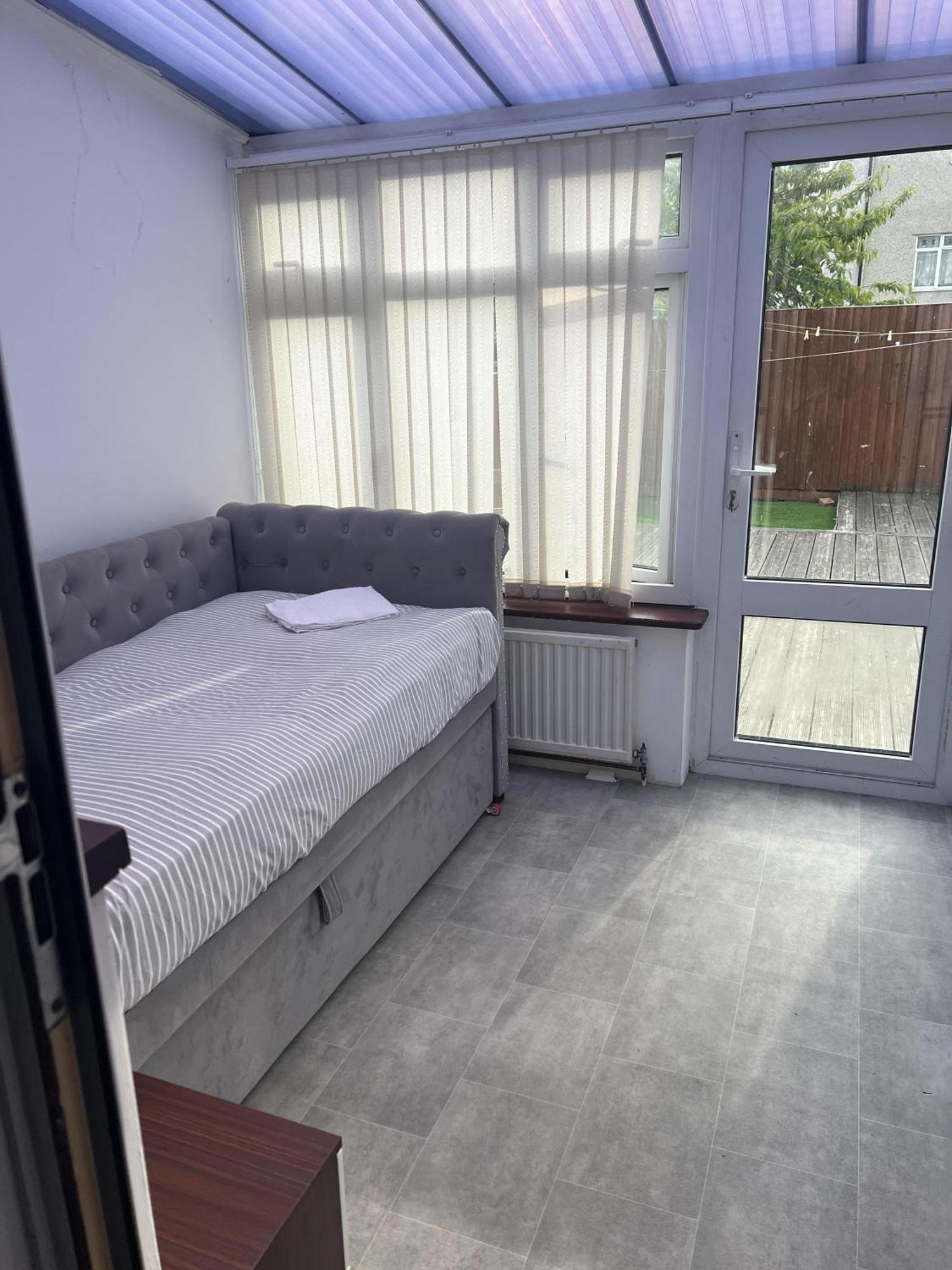 Basildon 3 Bedroom - Free Parking Private Garden Bagian luar foto